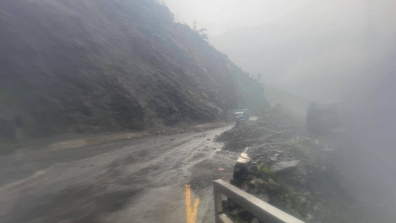 नाम्सी नयाँ पुलमा ढुंगा खस्दा मुग्लिन-नारायणगढ सडक अवरुद्ध, पुरानो पुलबाट एकतर्फी संचालनमा