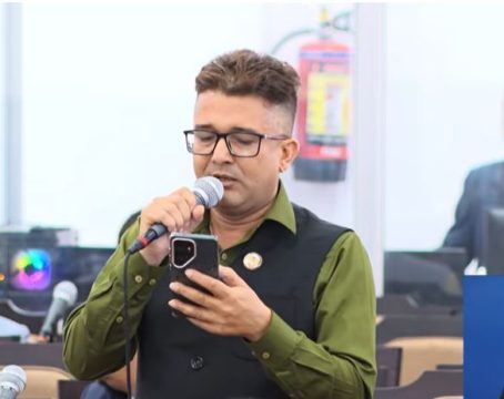 ‘जनताले सिकिस्त हुँदा अस्पताल जान सवारीसाधन नपाउने मन्त्रीलाई चाहिं रुघा लाग्दा हेलिकोप्टर?’