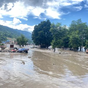 बाढी पछि बैरेनी सडकखण्डमा बालुवा र हिलो थुप्रियो, पृथ्वी राजमार्ग पनि अवरुद्ध