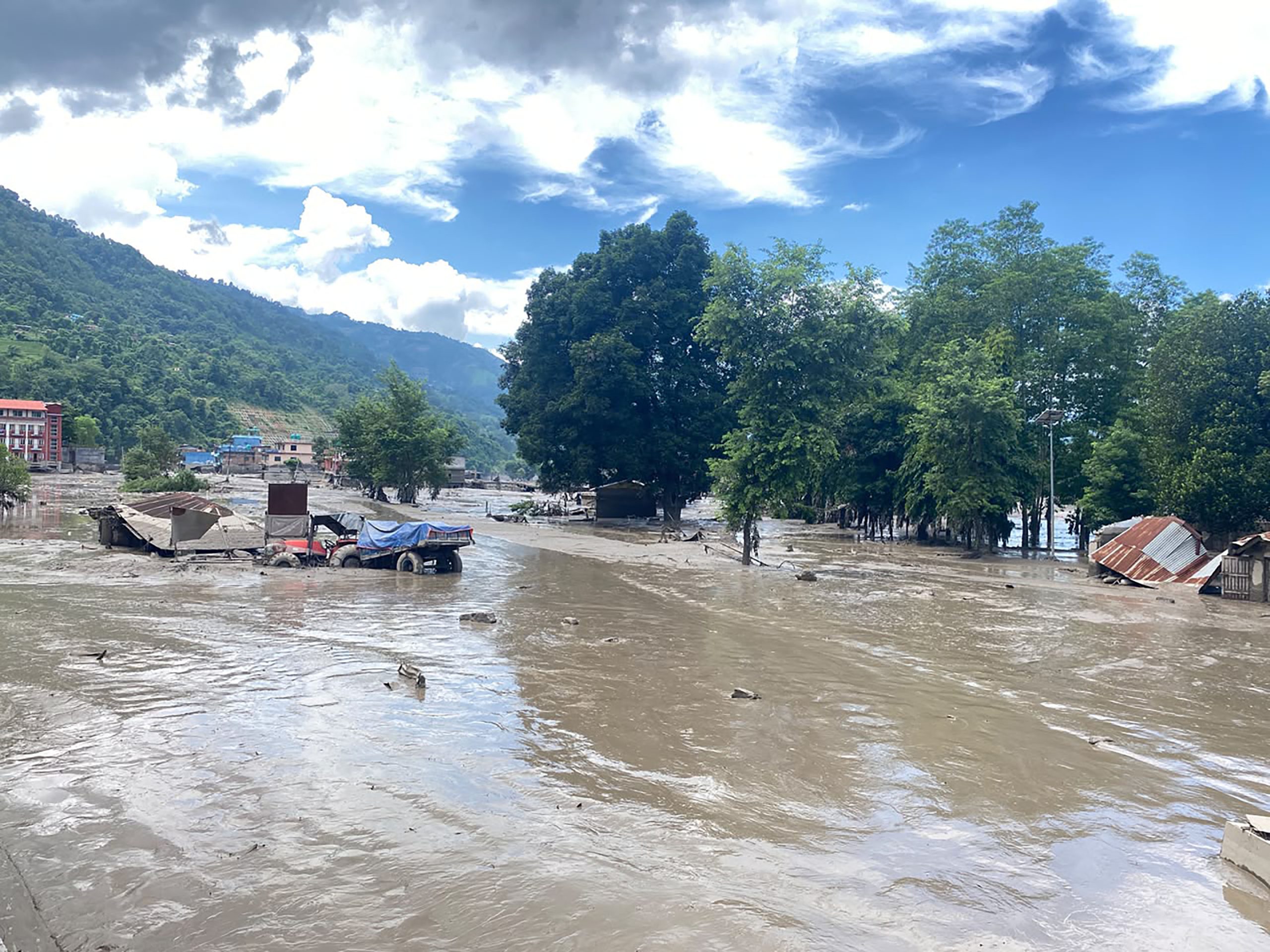 बाढी पछि बैरेनी सडकखण्डमा बालुवा र हिलो थुप्रियो, पृथ्वी राजमार्ग पनि अवरुद्ध