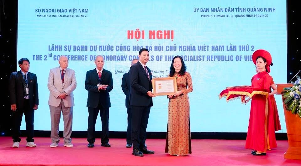 द्विपक्षीय सम्बन्ध विस्तारमा योगदानबापत राजेशकाजी श्रेष्ठलाई भियतनामी ‘आउटस्ट्यान्डिङ अवार्ड’