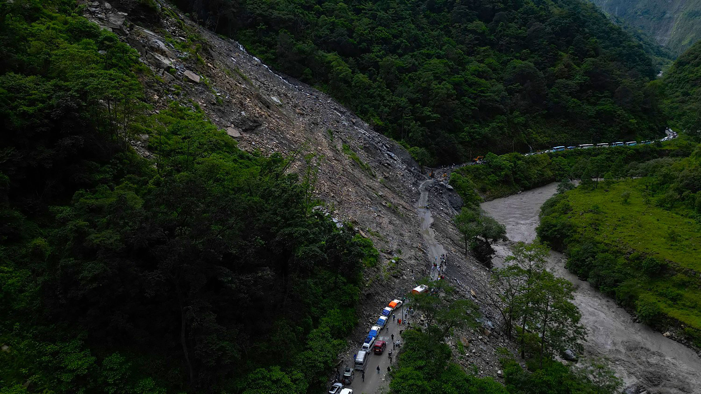 कालीगण्डकी करिडोर र मध्यपहाडी लोकमार्ग अवरुद्ध, सडक खुलाउन प्रयास हुँदै
