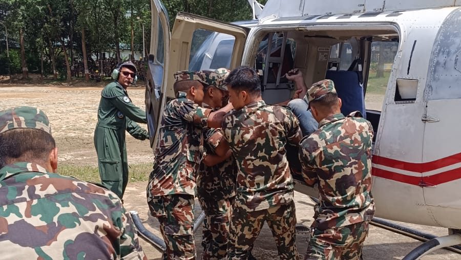 भोटेकोशी बाढी पीडितको सेनाले गर्न थाल्यो उद्धार, १२ वटा हेलिकोप्टर परिचालन