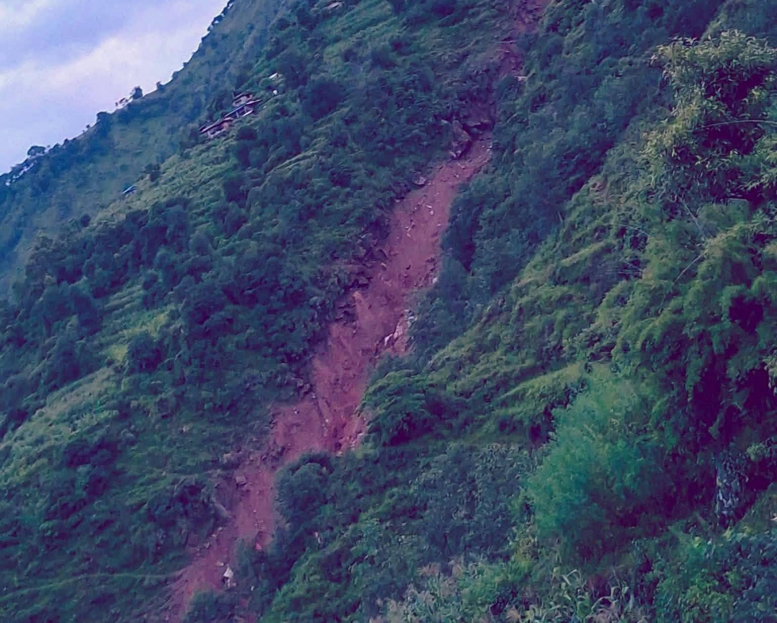 रोल्पाको थवाङ कोटलबारामा पहिरोले ६ घर पुरिए, दुईको मृत्यु १० जना वेपत्ता