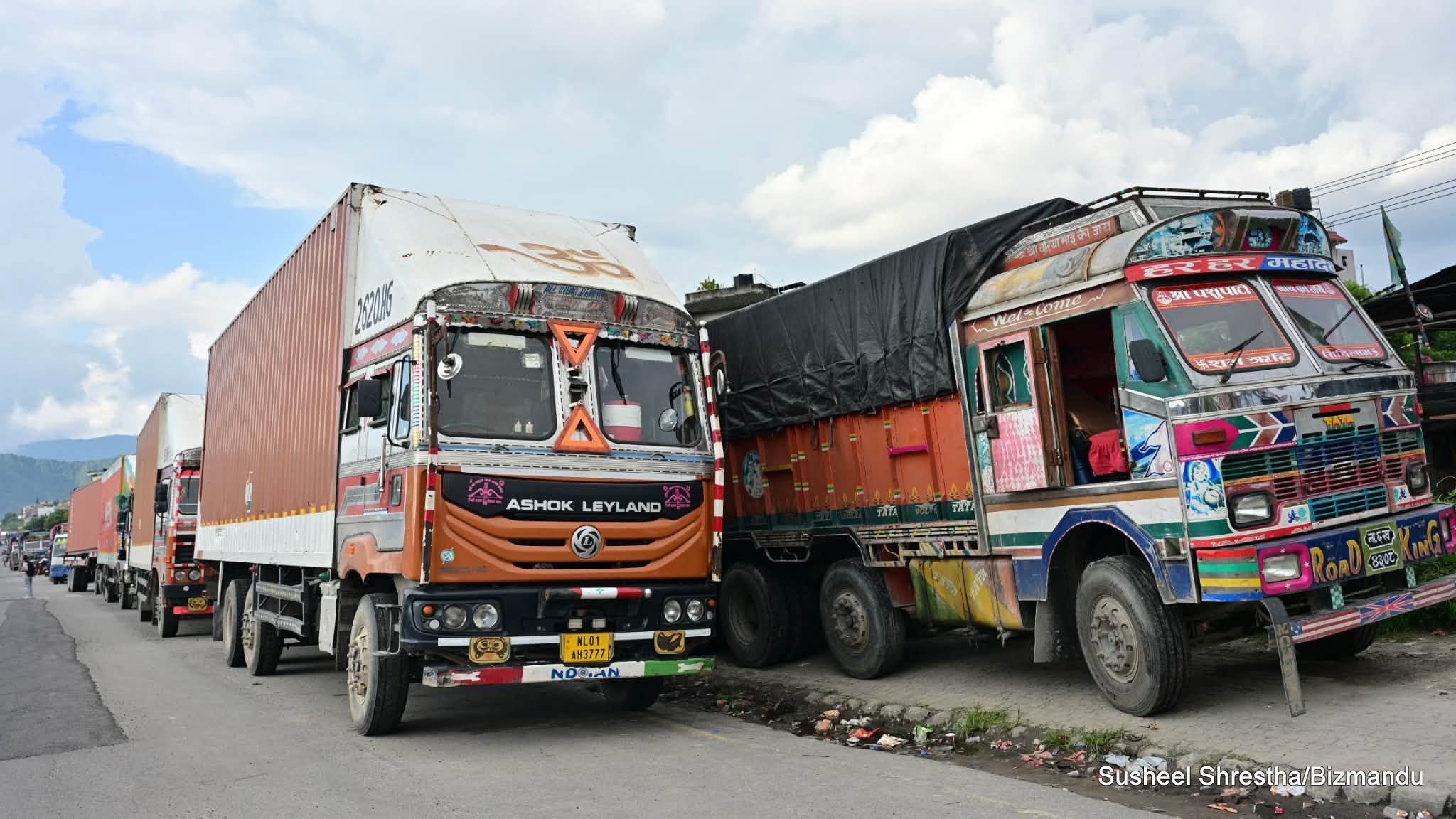 राजमार्ग बन्द हुँदा काठमाडौंमै रोकिए मालबाहक ट्रक, बल्खुदेखि कलंकीसम्म लामबद्ध (तस्विरहरु)
