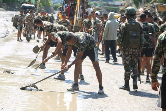 काठमाडौंको ‘लाइफलाइन’ पृथ्वी राजमार्ग तीन दिनदेखि बन्द, लेदो हटाउन छैन पर्याप्त उपकरण