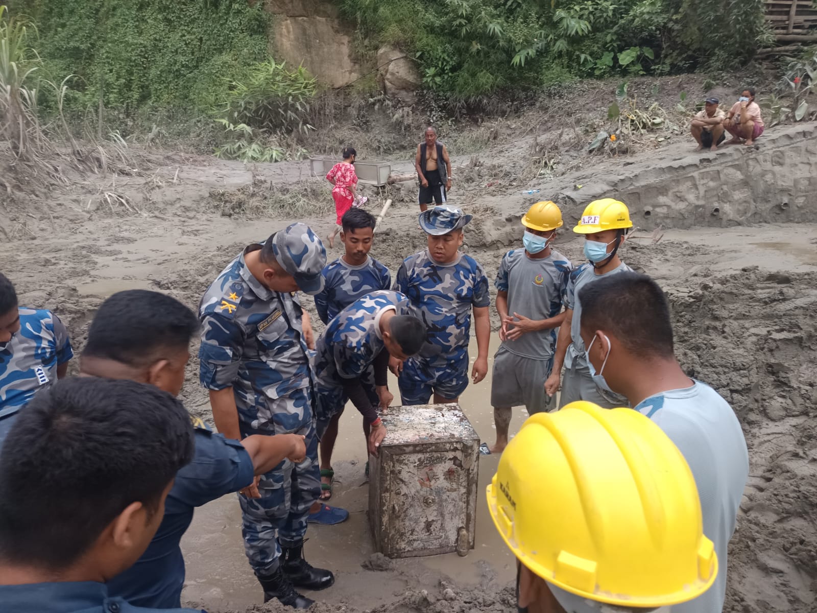 बैरेनीमा भेटियो माटोले पुरिएको अवस्थामा पैसाको लकर, जनप्रतिनिधि अघि प्रहरीको जिम्मा