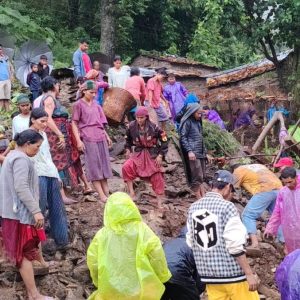बाजुरामा पहिरोले दुईवटा घर पुरियो : एक जना बेपत्ता, दुई जना घाइत, उद्धारटोली जाँदै