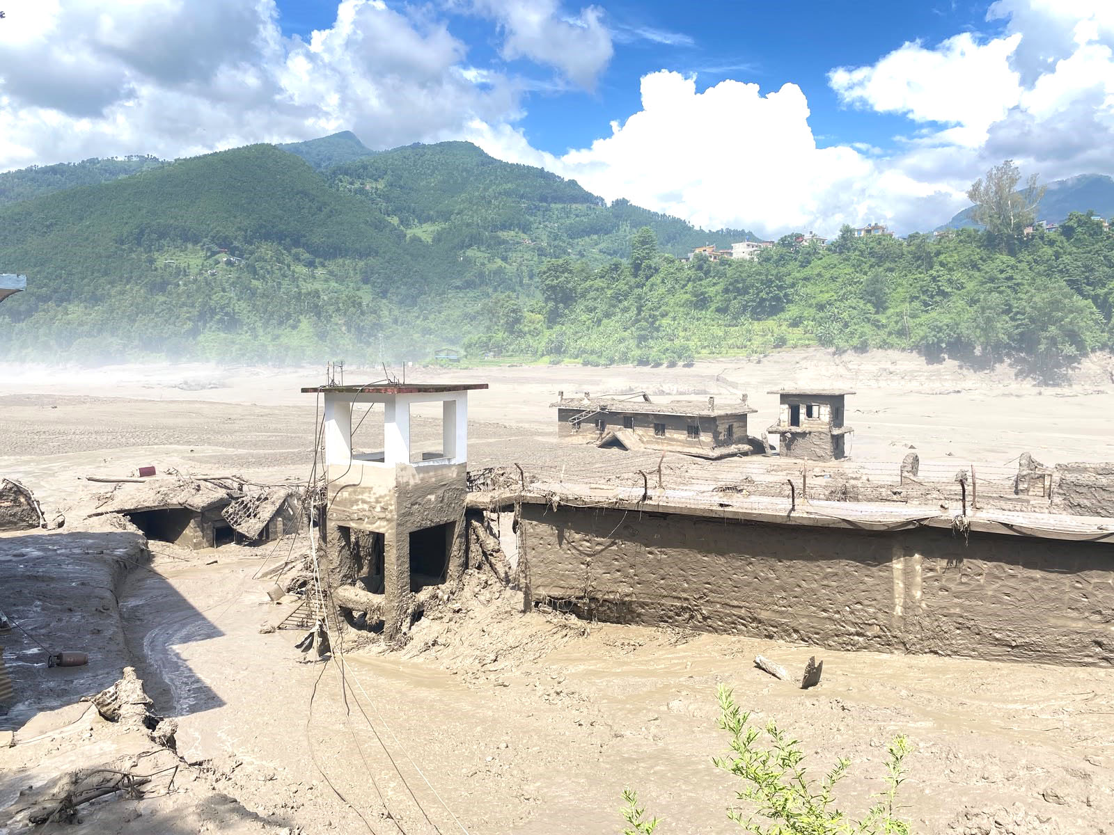 भोटेकोसी बाढी: चीनतर्फ बहाव थुनिएको स्थानबाट अझै जोखिम, नेपालतर्फ सतर्कता आवश्यक