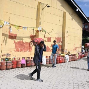 ग्यास लिन लाइनमा सर्वसाधरण, काठमाडौंका ७ स्थानबाट निगमले भोलि सिलिन्डर बिक्री गर्ने
