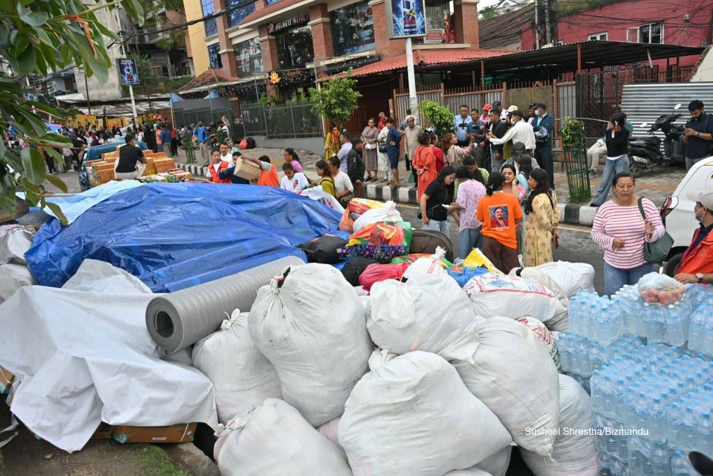 माइतीघरमा सहयोगी मनहरु : बाढीपीडितका लागि हरेक दिन जुट्दैछ राहत (तस्बिरहरु)