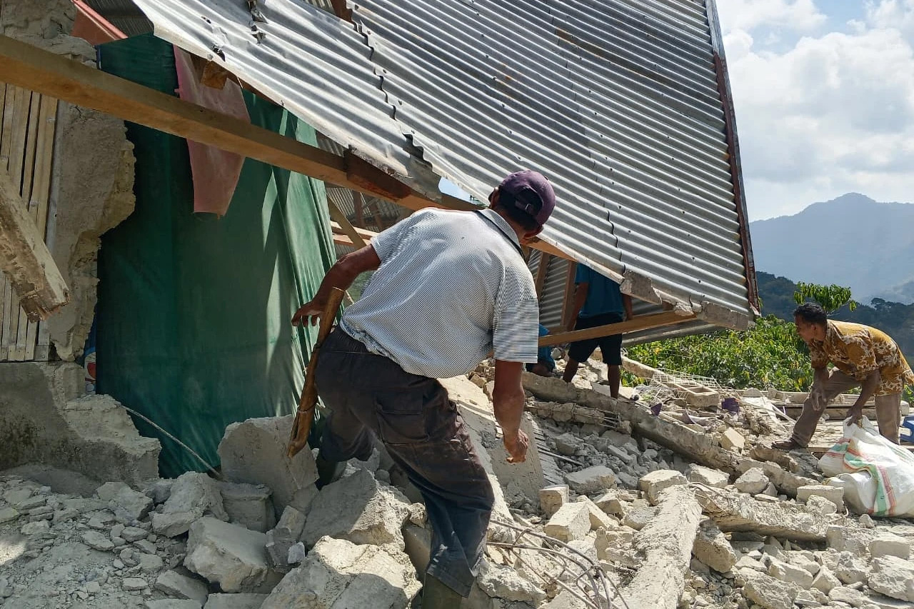 इन्डोनेसियामा ७.७ म्याग्निच्युडको शक्तिशाली भूकम्प, घर तथा भवन भत्किँदा पाँच जनाको मृत्यु