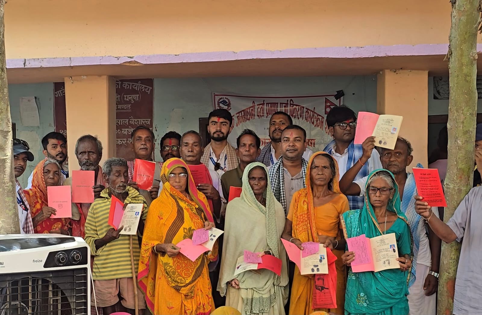 धनुषाको मिथिला नगरपालिकाका थप ३१० परिवारले नापजाँचको १० वर्षपछि पाए लालपुर्जा