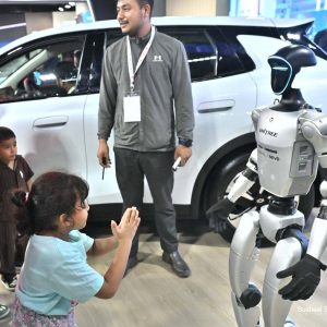 नाडा अटो शोमा आज पुगे सेलिब्रेटी, भृकुटीमण्डपमा रोबोटलाई नमस्कार (तस्विरहरु)