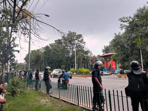 देउवाको स्वागत गर्न विमानस्थल वरिपरि भिड, ठूलो संख्यामा सुरक्षाकर्मी परिचालन