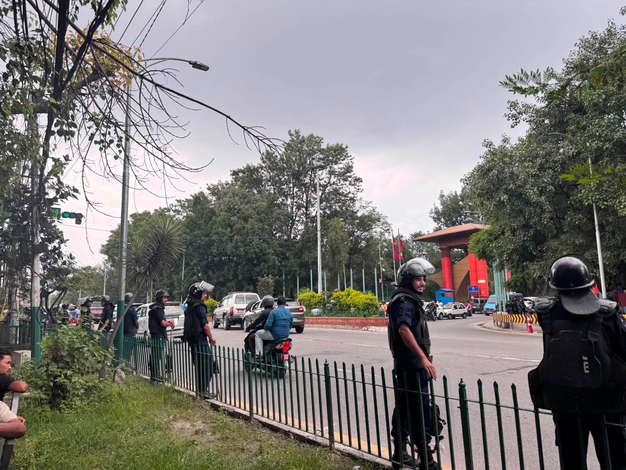 देउवाको स्वागत गर्न विमानस्थल वरिपरि भिड, ठूलो संख्यामा सुरक्षाकर्मी परिचालन