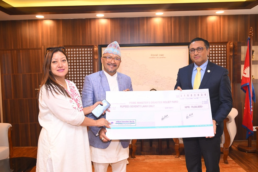 सांग्रिला डेभलपमेन्ट बैंकले बाढी पीडितलाई दियो ७० लाख, २० लाख कर्मचारीका तर्फबाट