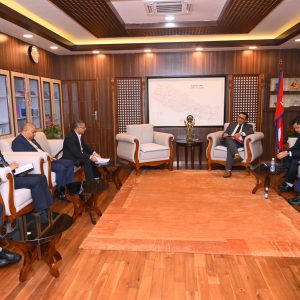 राष्ट्र बैंकका ६ जना कार्यकारी निर्देशक अर्थमन्त्रीको चेम्बरमा, बिहान पालो नपाएकाहरु उपस्थित