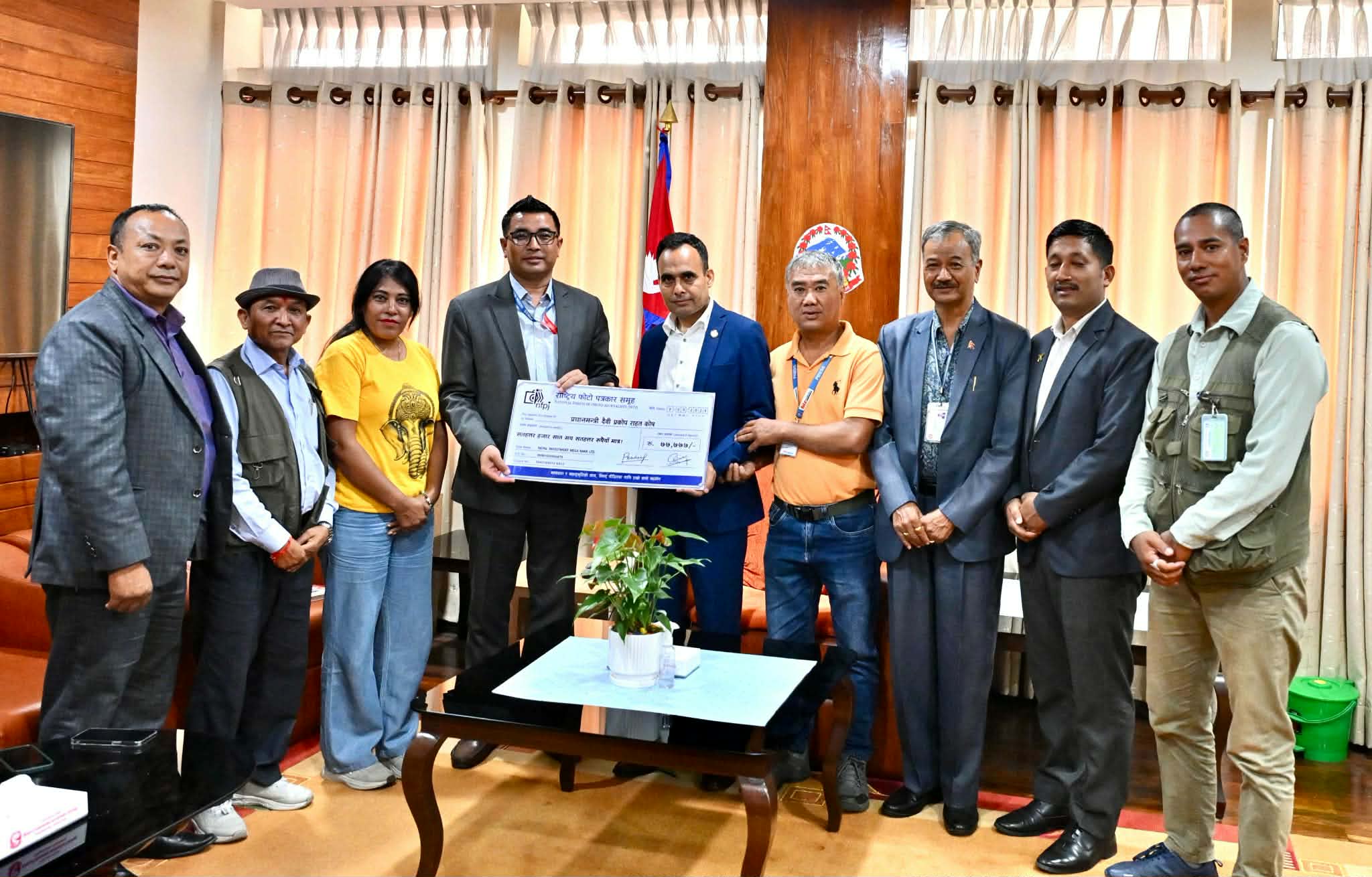 एनएफपिजे नेपालद्वारा प्रधानमन्त्री दैवी प्रकोप राहत कोषमा ७७ हजार ७७७ रुपैयाँ सहयोग