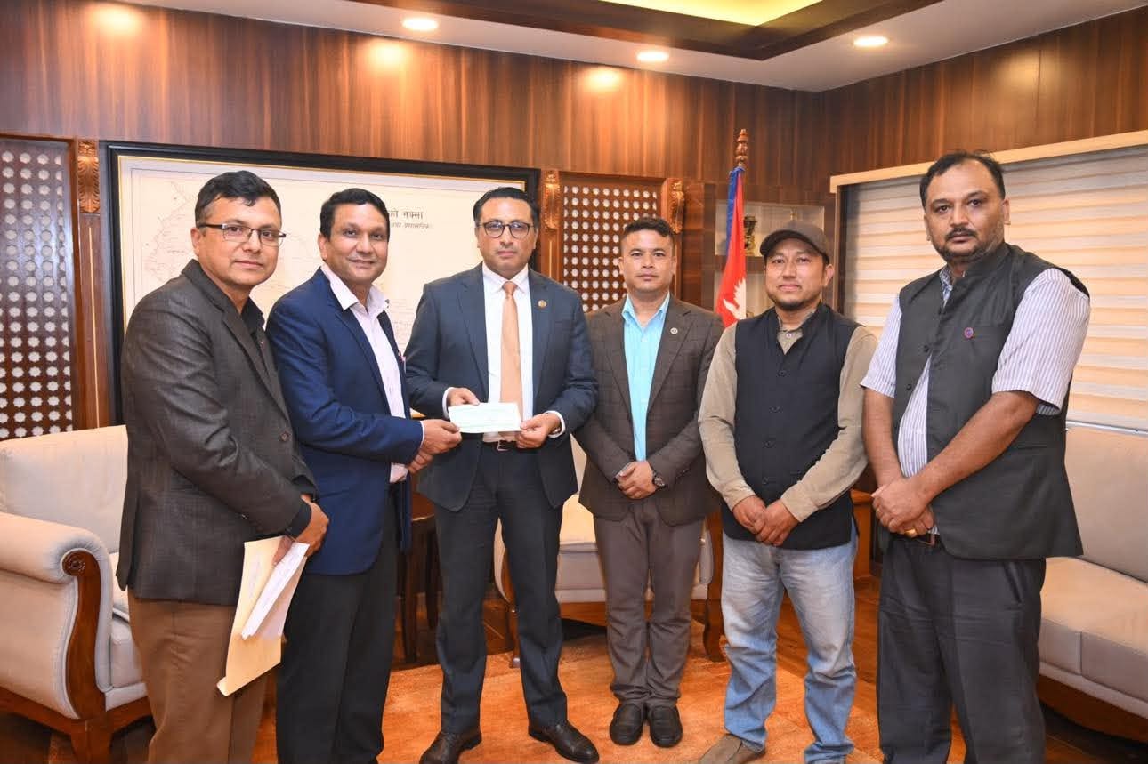 भ्यालुयर्स एशोसिएसनले गर्‍यो बाढी पीडितलाई दश लाख रुपैयाँ सहयोग, चेक अर्थमन्त्रीलाई हस्तान्तरण