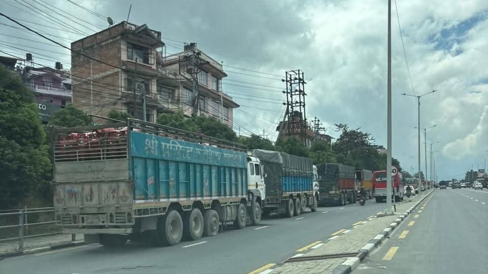 ग्यास लिन हेटौंडा जान लागेका ट्रकलाई एकान्तकुनामा ट्राफिक प्रहरीले रोक्यो, कारण के हो ?