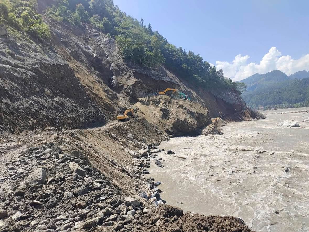 रसुवा बाढीले क्षतिग्रस्त गल्छी-बेत्रावती सडक खण्डमा खुल्यो नयाँ ट्र्याक, बेलीब्रिज एक सातामा