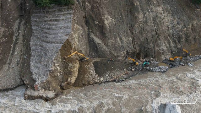 बाढीले सडक बगाएपछि सम्पर्क टुटेको त्रिशूली-बेत्रावतीलाई नयाँ ट्र्याकबाट जोडिँदै (तस्बिरहरू)