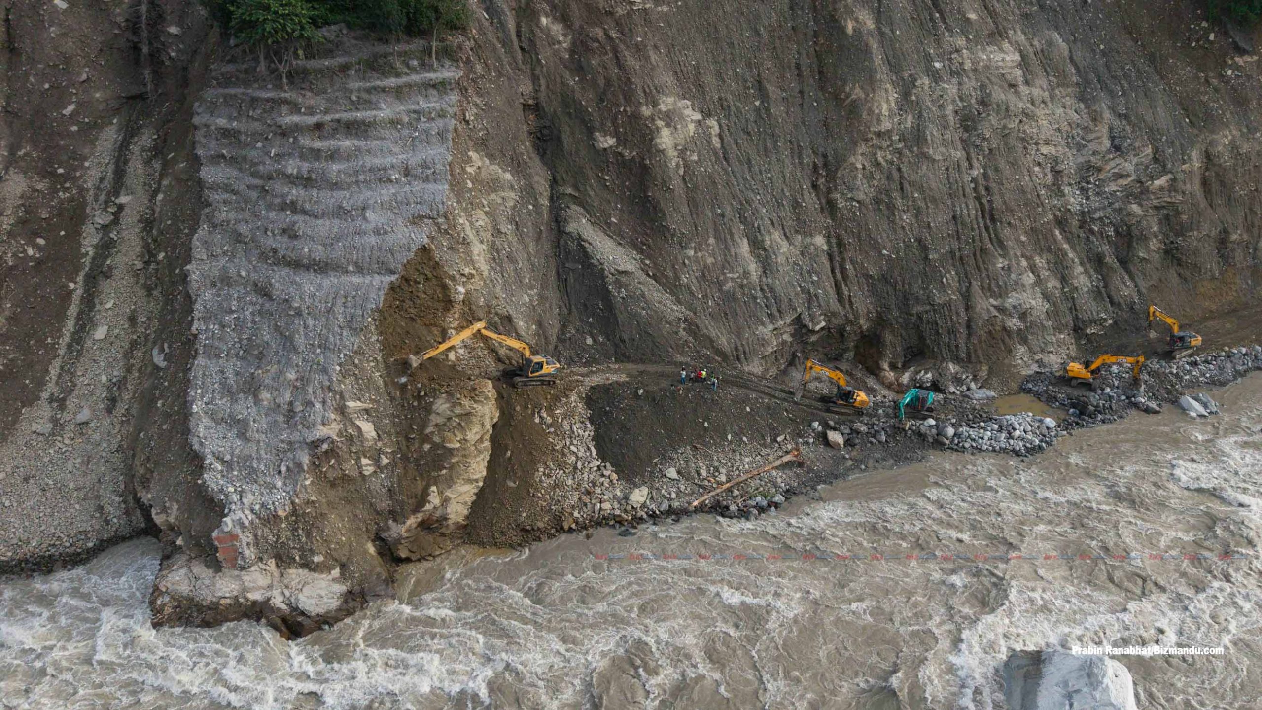 बाढीले सडक बगाएपछि सम्पर्क टुटेको त्रिशूली-बेत्रावतीलाई नयाँ ट्र्याकबाट जोडिँदै (तस्बिरहरू)