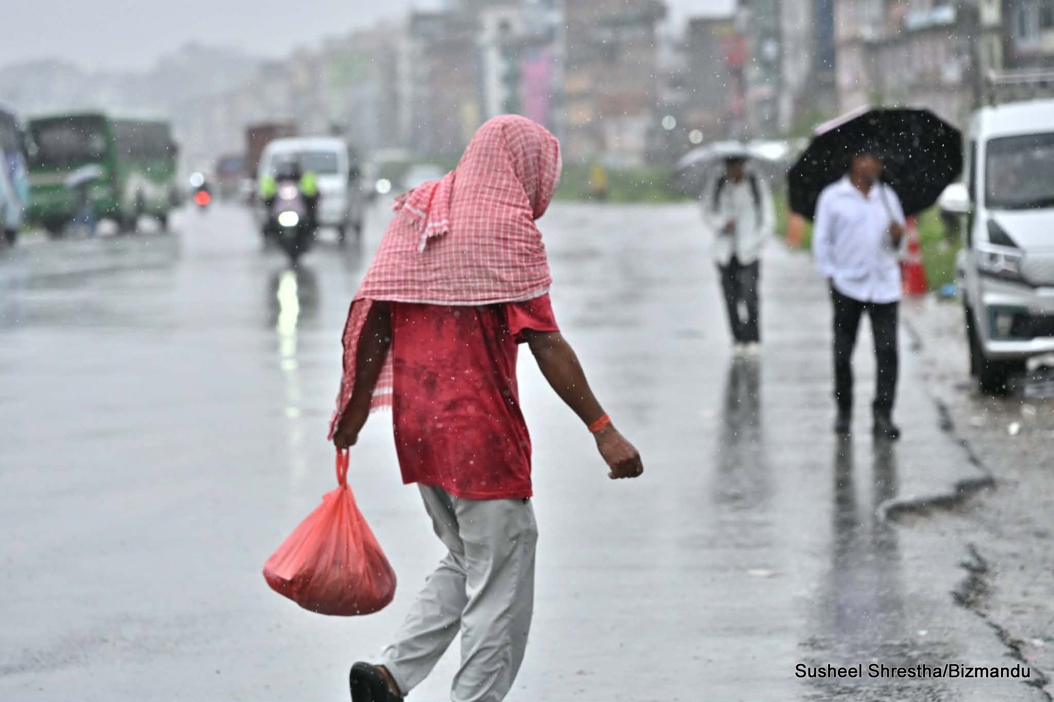 लगातारको वर्षाले काठमाडौं उपत्यकासहित देशभरको जनजीवन प्रभावित (तस्बिरहरू)