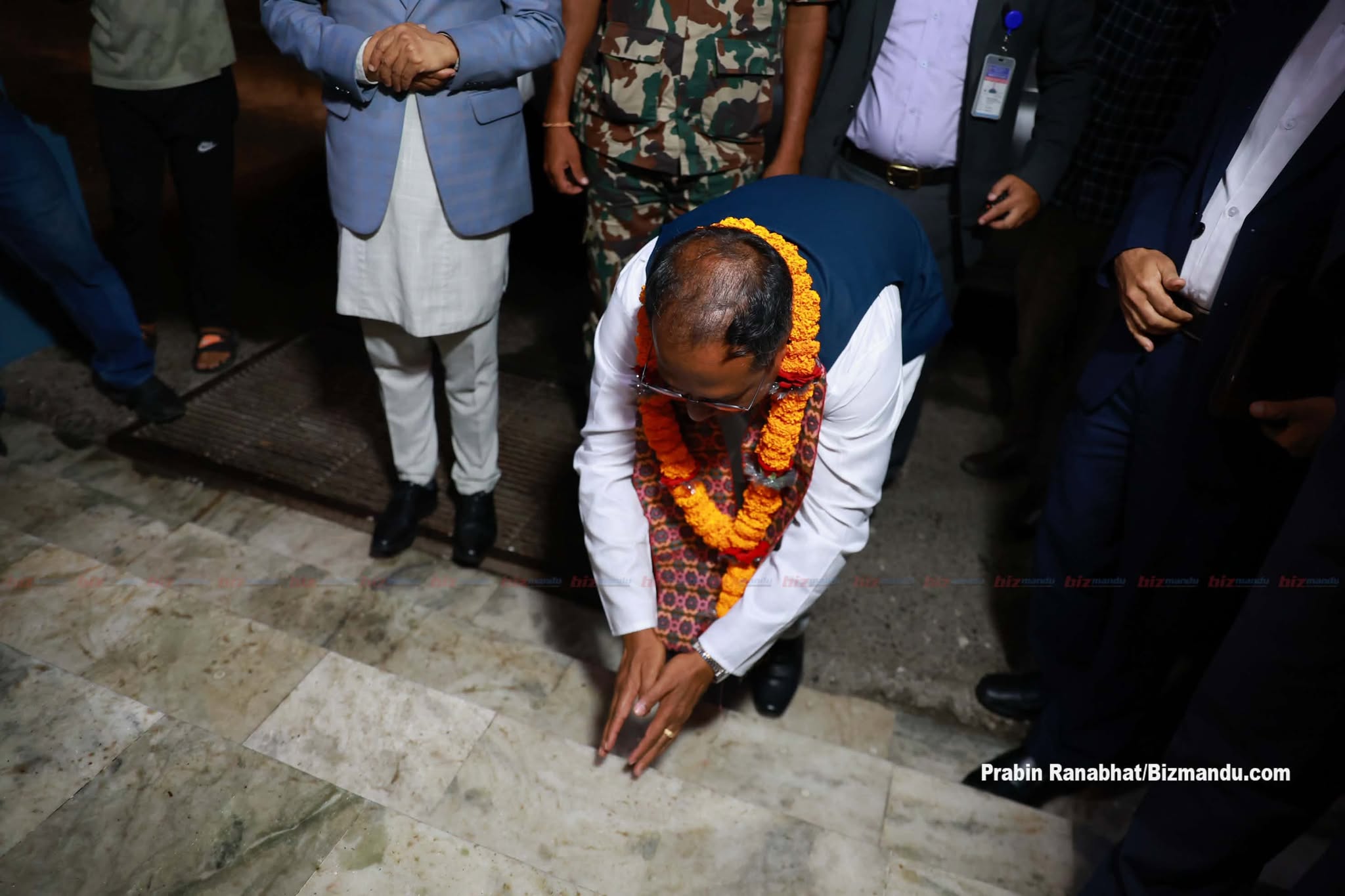 नवनियुक्त उद्योगमन्त्री साहले गरे पदबहाली, मन्त्रालयको ढोकामा ढोगेर कार्यकक्षमा प्रवेश