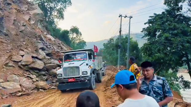 काठमाडौंको लाइफलाइन सडक खुल्यो, उपत्यकामा होल्ड भएका ग्यास बुलेट पृथ्वी राजमार्गबाट पठाइँदै