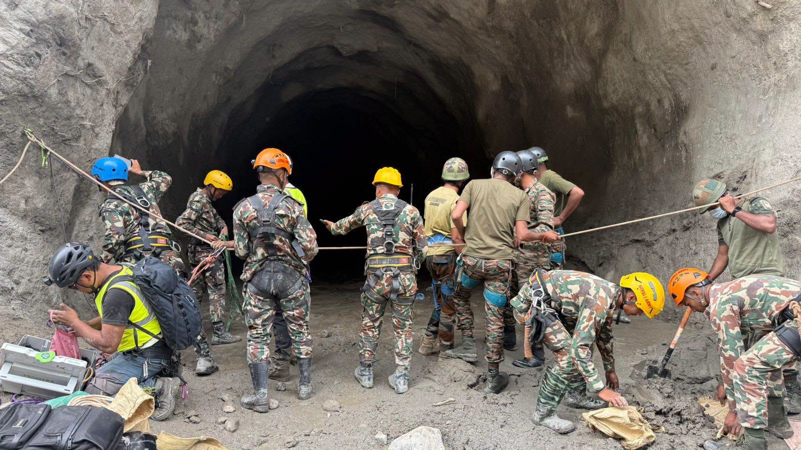 आयोजनाभित्र फसेकालाई उद्धार गर्न नसकेपछि सेनाले सातौं दिनमा भन्यो- तपाइँहरुको टोली खटाउनुस्