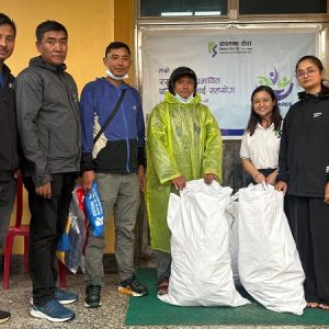 कामना सेवा विकास बैंकका महिला कर्मचारीहरूले बाढी प्रभावितलाई सहयोग गरे सरसफाई सामग्री