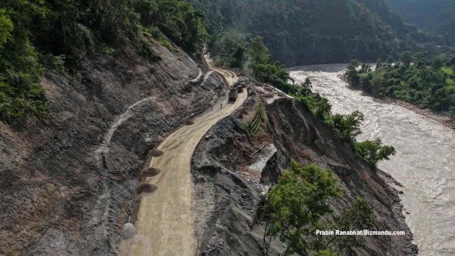 कृष्णभीरमा ट्र्याक तयार भएसँगै पृथ्वी राजमार्ग दुईतर्फी खुल्यो, सतर्कताका साथ यात्रा गर्न आग्रह