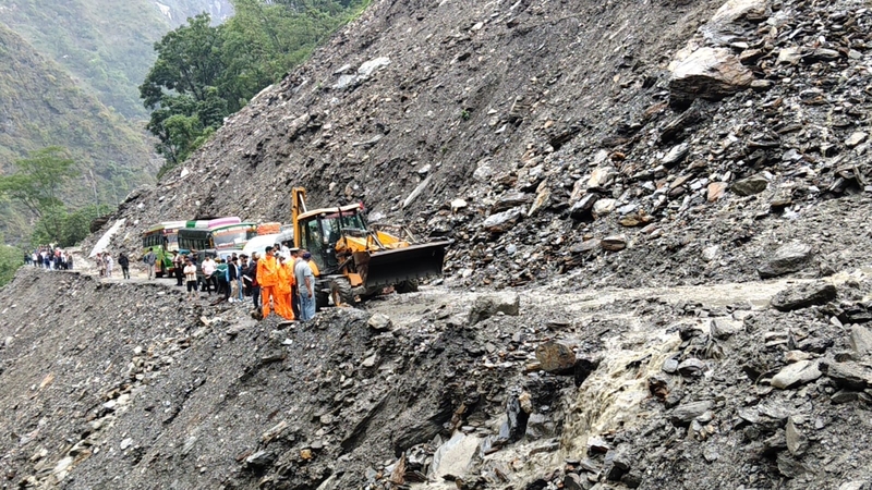 पहिरोका कारण सात मुख्य राजमार्ग अझै अवरुद्ध, तीन राजमार्ग आंशिक सञ्चालनमा