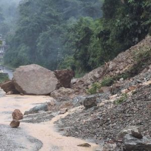 मलेखु-मुग्लिन सडक खण्डमा डेढ दर्जन ठाउँमा पहिरो, यात्रा नगर्न विभागको आग्रह