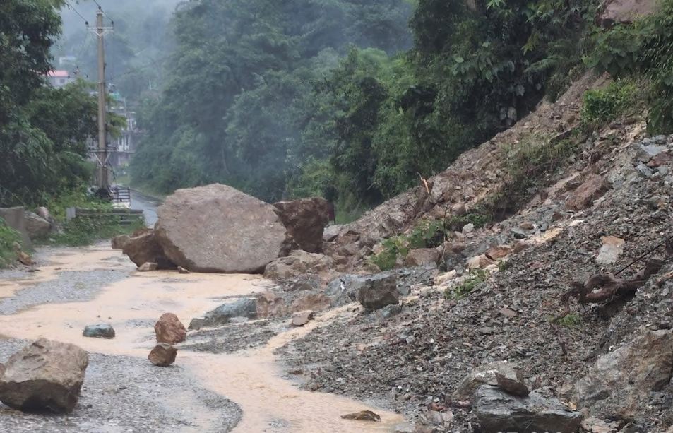 मलेखु-मुग्लिन सडक खण्डमा डेढ दर्जन ठाउँमा पहिरो, यात्रा नगर्न विभागको आग्रह