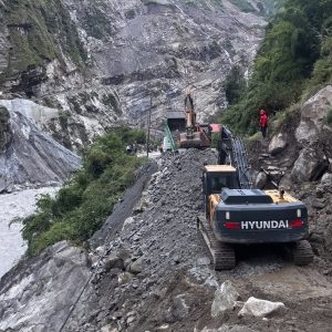 पहिरो हटाइएपछि बेसीशहर-चामे सडक सञ्चालनमा, खोत्रो नजिकको भीरमा ब्लास्टिङको तयारी