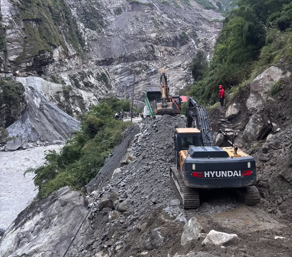 पहिरो हटाइएपछि बेसीशहर-चामे सडक सञ्चालनमा, खोत्रो नजिकको भीरमा ब्लास्टिङको तयारी
