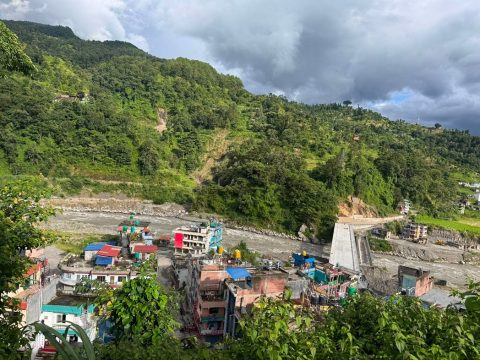 विपद्पछिको पुनर्स्थापनामा बेवास्ता : मेलम्चीमा बगर बनेकै बस्तीमा बस्छन् स्थानीय