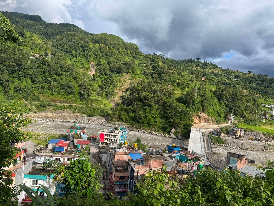 विपद्‍पछि बेवास्ता गर्ने प्रवृत्ति : पुरिएका घर कोट्याएर बसेका मेलम्चीबासीलाई बाढी आउँदा सधैं त्रास