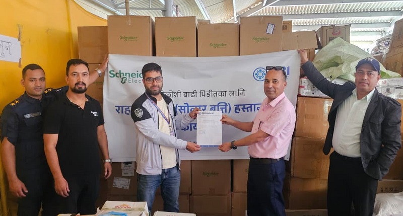 भोटेकोशी बाढी प्रभावितका लागि एनबीआईले सरकारलाई हस्तान्तरण गर्‍यो सौर्य लालटिन