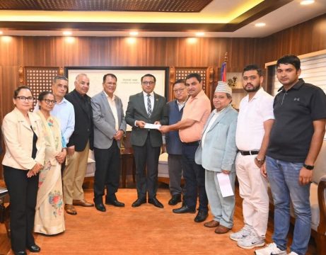 नेपाली कांग्रेसले बाढीपीडितका लागि दियो एक करोड, अर्थमन्त्री वाग्लेलाई चेक हस्तान्तरण