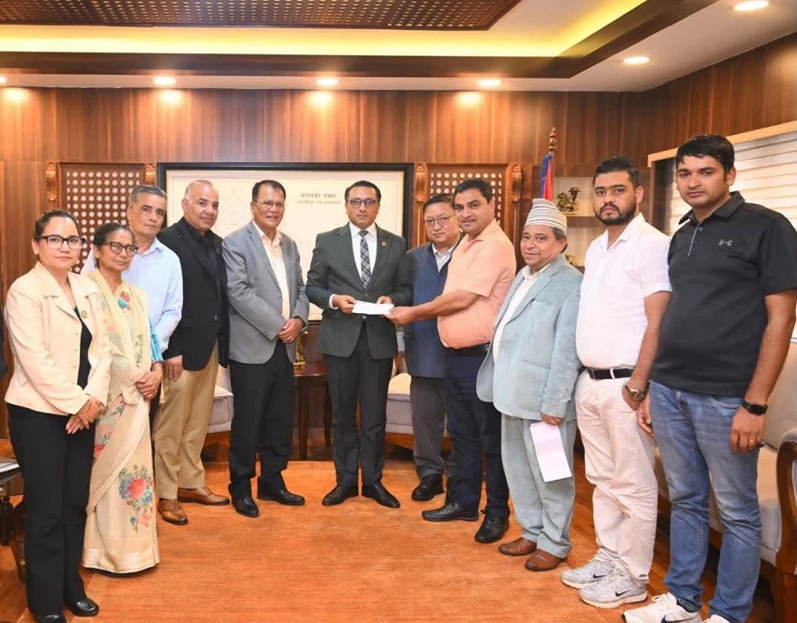 नेपाली कांग्रेसले बाढीपीडितका लागि दियो एक करोड, अर्थमन्त्री वाग्लेलाई चेक हस्तान्तरण
