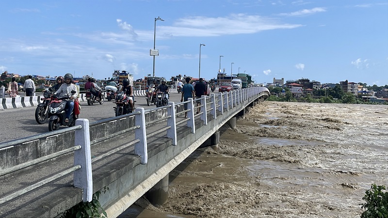 ठूलो बाढी आएपछि नारायणीको पुलमा मोटरसाइकल बाहेकका सवारीसाधन संचालनमा रोक