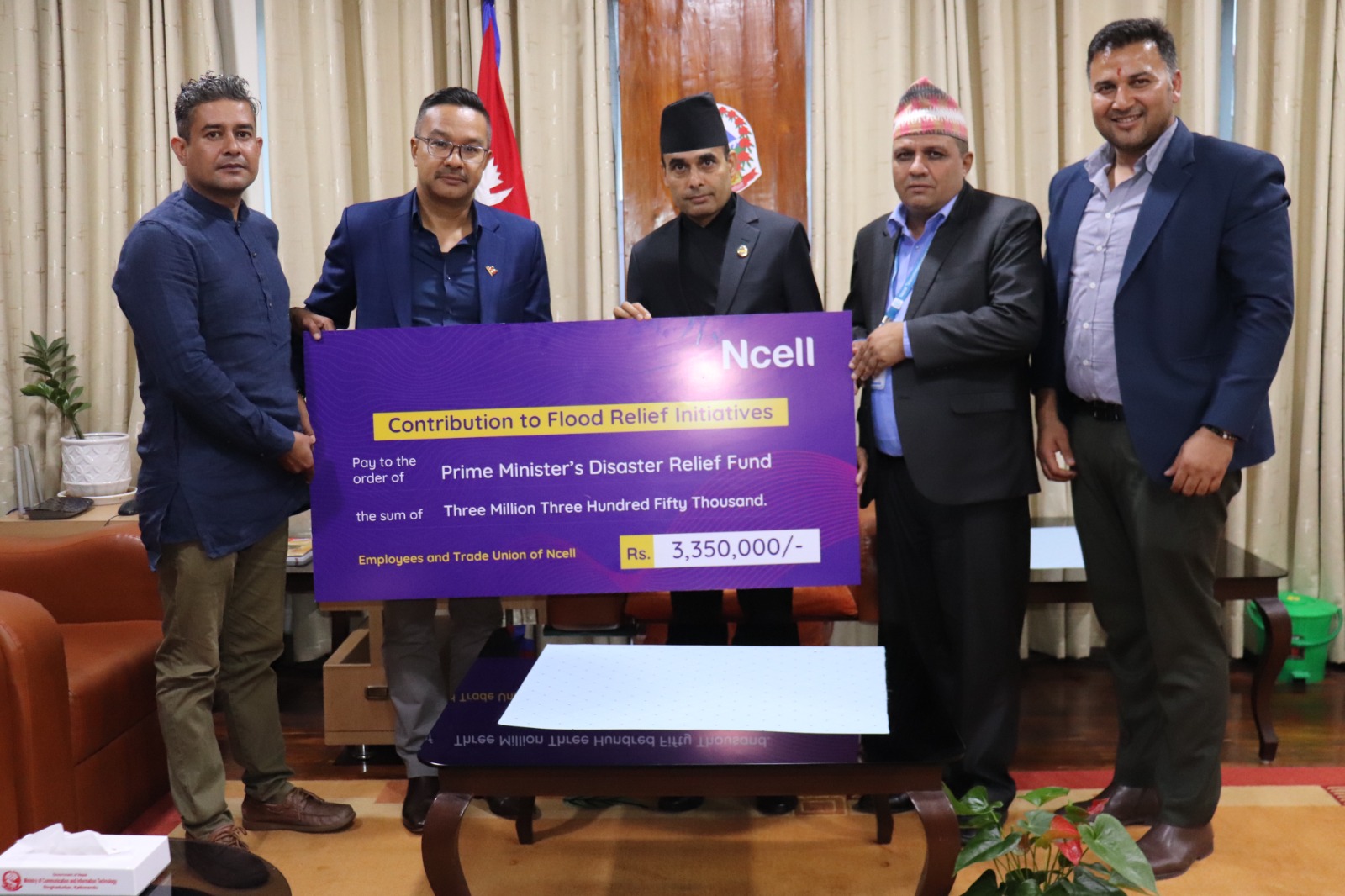 भोटेकोशी बाढी प्रभावितको राहतका लागि एनसेलका कर्मचारीले दिए ३३ लाख ५० हजार