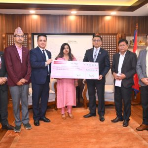 बाढी प्रभावितको राहतका लागि प्रभु बैंकको साथ, सरकारलाई दियो २ करोड ११ लाख रुपैयाँ