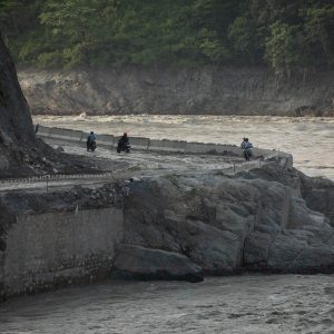 कृष्णभीर मात्रै होइन भोटेकोशी बाढीले पृथ्वी राजमार्गका धेरै ठाउँ छियाछिया, सजिलो छैन यात्रा