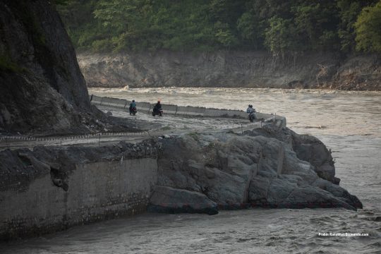 कृष्णभीरको बाटो खुले पनि सहज छैन पृथ्वी राजमार्गमा यात्रा,  ठाउँठाउँका सडक क्षतिग्रस्त