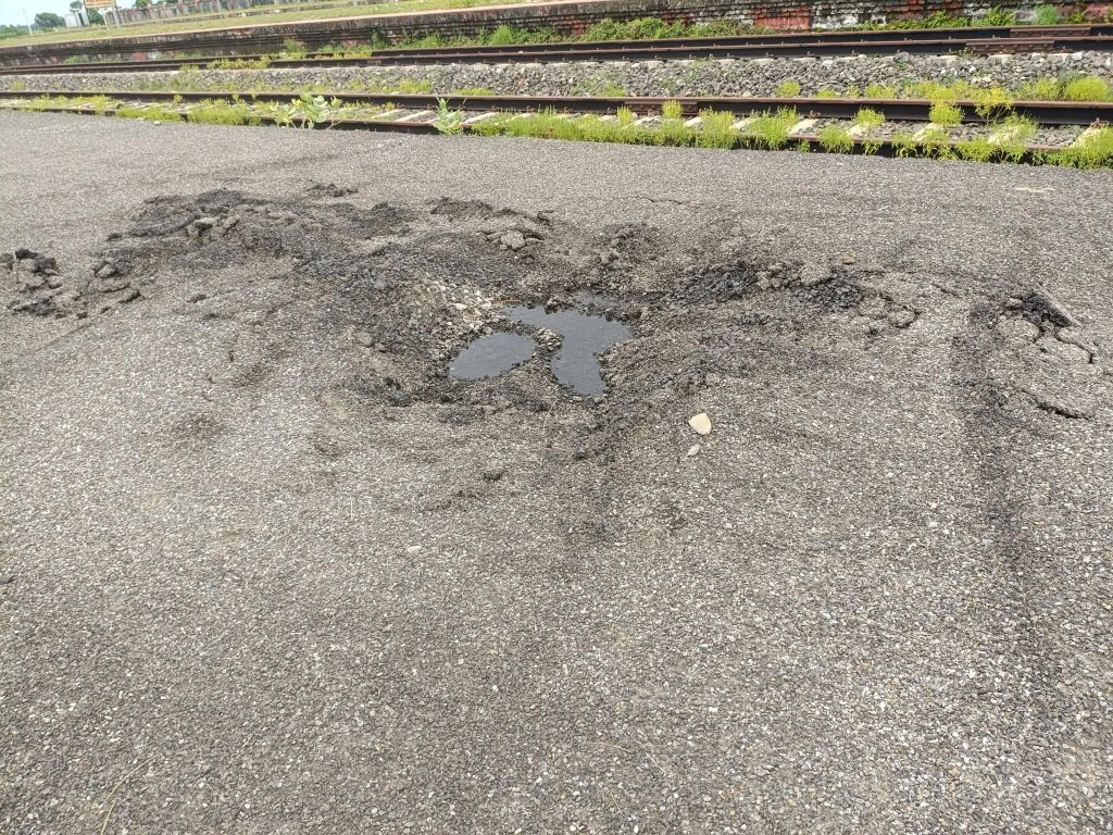 विराटनगरको कार्गो रेल्वे यार्डको गुणस्तरमा लापर्बाही, चार वटा कार्गो रेल आउँदा भत्कियो संरचना